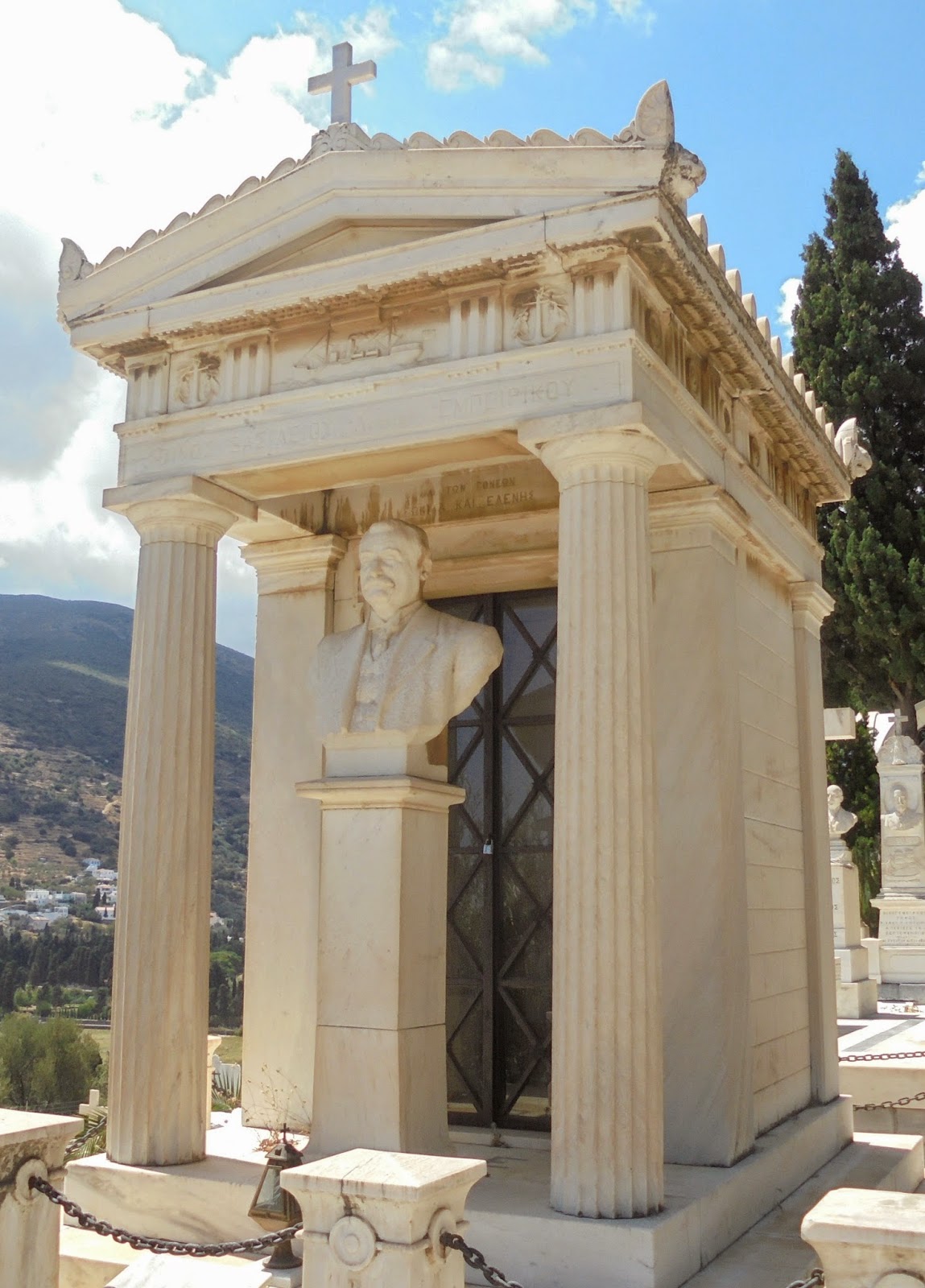 το ταφικό μνημείο του Βασίλειου Εμπειρίκου στο νεκροταφείο της Άνδρου