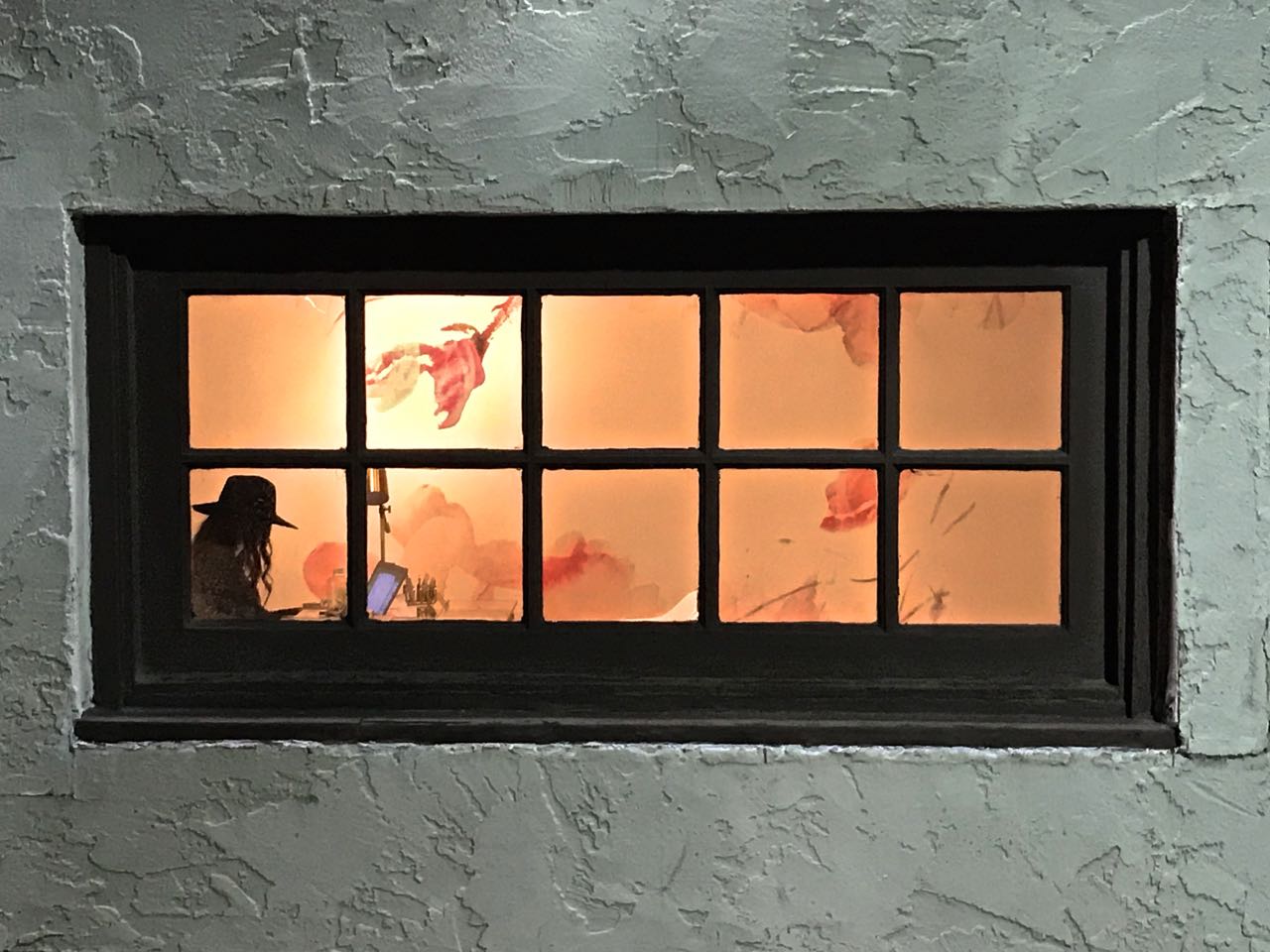 Juan mendez freestyle. Peeping in my window. Гейл алберт-халабан, «из моего окна». Окно во двор фильм 1954. Гейл альберт-халабан фото.