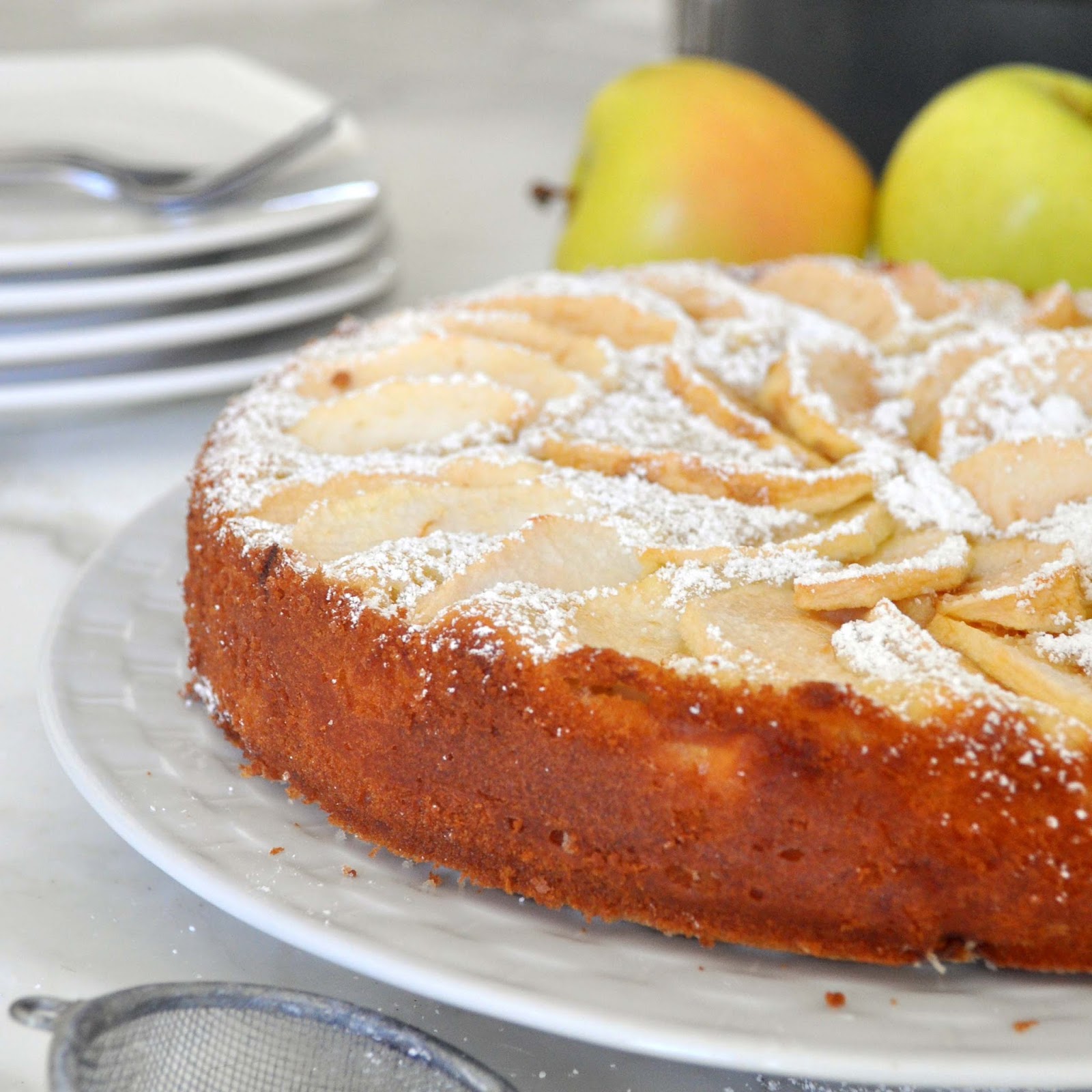Вкуснейший яблочный пирог простейший рецепт. Шарлотка с яблоками. Шарлотка с яблоками классическая. Заливной яблочный пирог. Украсить шарлотку.