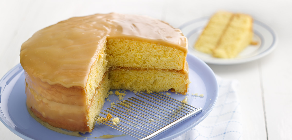 Карамельная девочка торт рецепт в домашних условиях. Торт карамельная молочная девочка. Торт молочная девочка с карамелью. Желтый торт. Торт молочно -карамельная девочка.