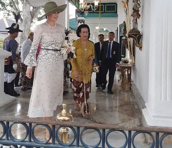 Queen Maxima wore a lace dress from Natan 2018 collection. Sultan of Yogyakarta in his palace Kraton Ngayogyakarta Hadiningrat