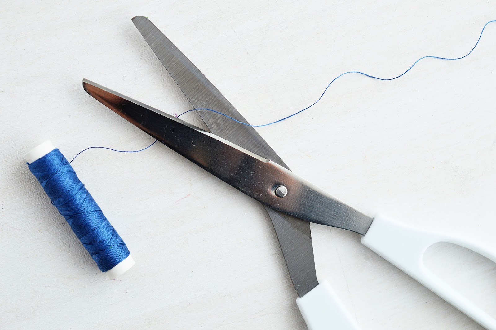 Crafter's KnowHow THREADING A SEWING NEEDLE (PROPERLY) Motte