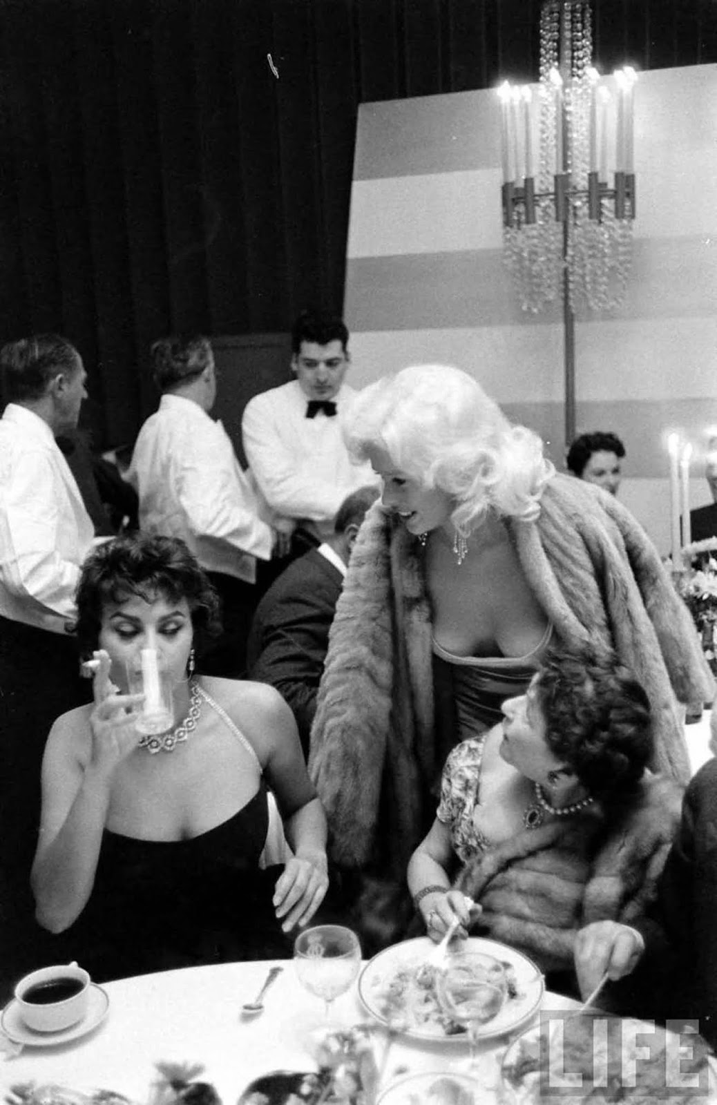 The story behind the infamous Sophia Loren and Jayne Mansfield photo, 1957
