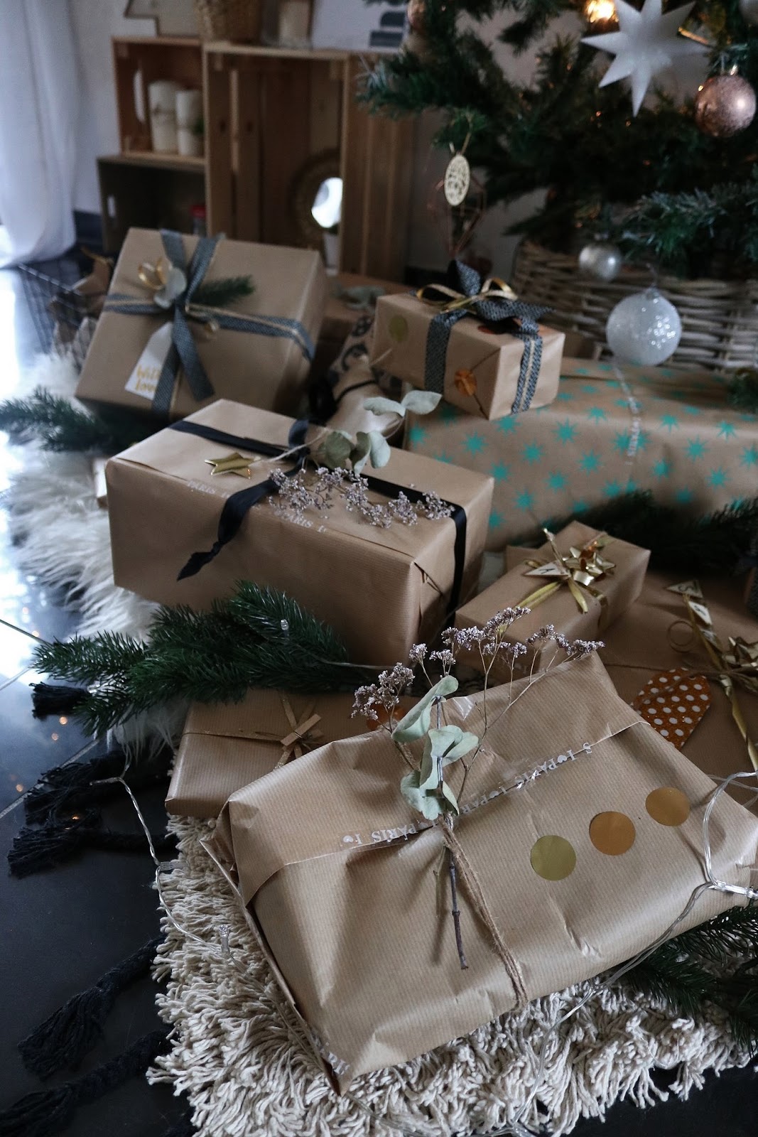 pauline-dress-besancon-noel-emballages-cadeaux-gift-christmas-2017-2018-kraft-nature-sapin-panier-garni-ruban-decore-etoile-dore-or-action-hema