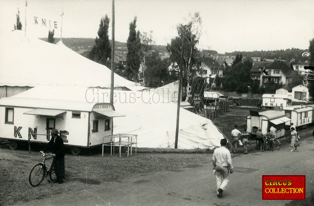 Chapiteau, façade, roulottes et roulottes caisse du Cirque National Suisse Knie