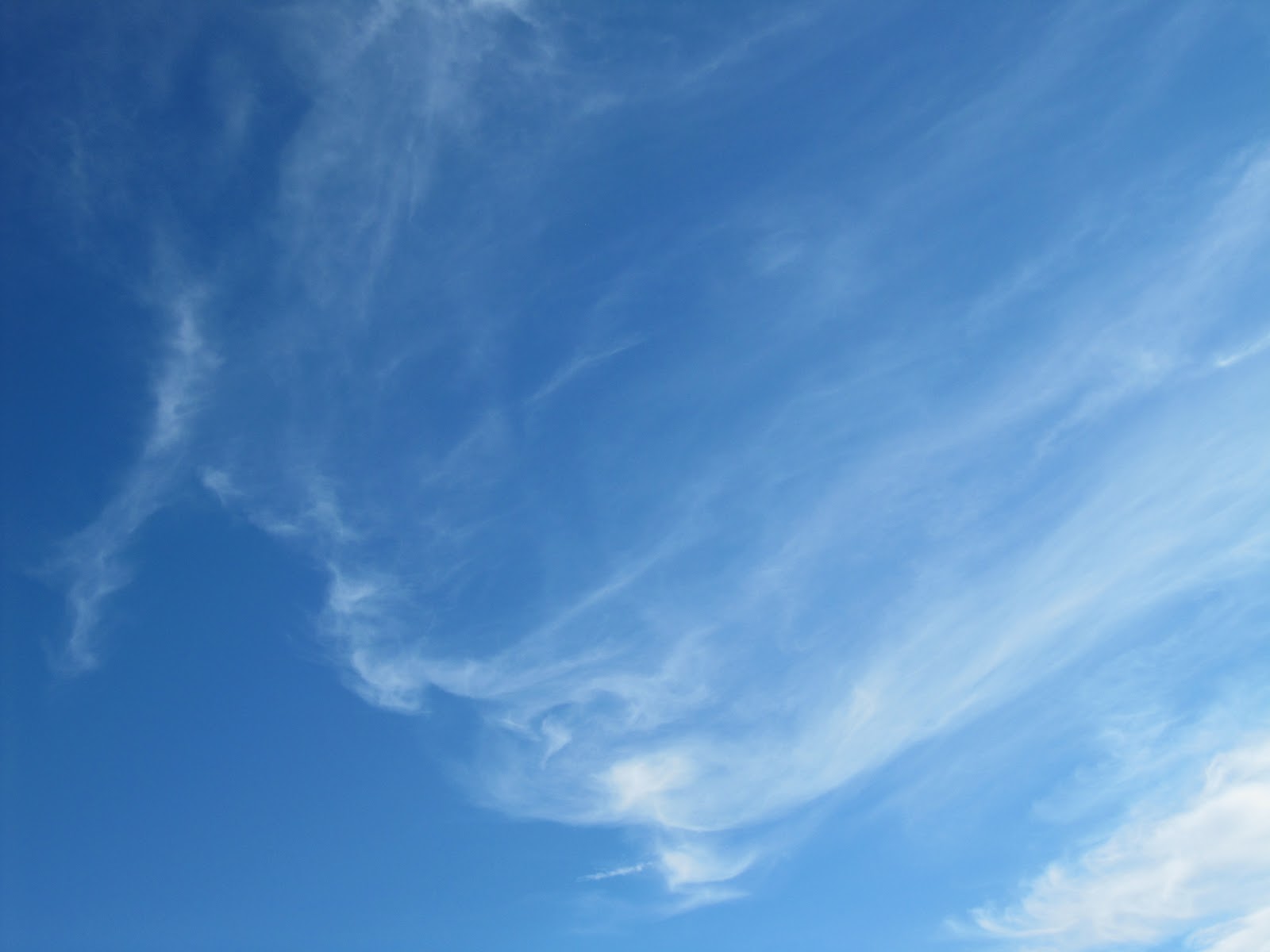 LE MAXIMUM: Ciel bleu avec résidus de nuages - photo et fond d'écran