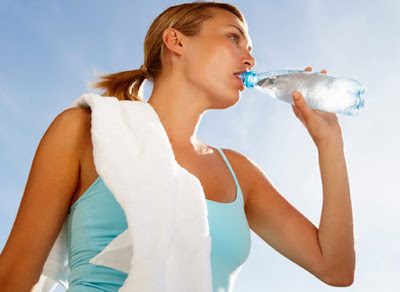 ¿Tomar agua elimina peso?