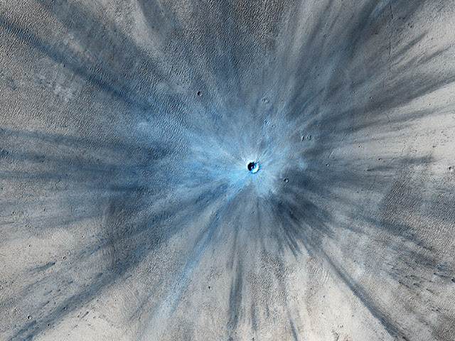 Một miệng hố va chạm được gây ra bởi một thiên thạch đâm vào Sao Hỏa trong khoảng từ tháng 7/2010 đến tháng 5/2012. Hình ảnh: NASA/JPL.