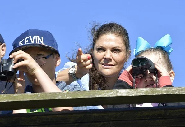 Princess Victoria's hiking in Öland began in Seby and continued with Gräsgårds and then Eketorp's ancient castle in Alvar. Blue shirt, denim pants