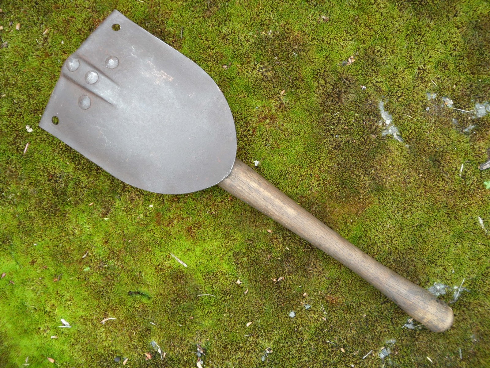 Four Bees: Model 1951 US Folding Shovel - Entrenching Tool, Ames 1966
