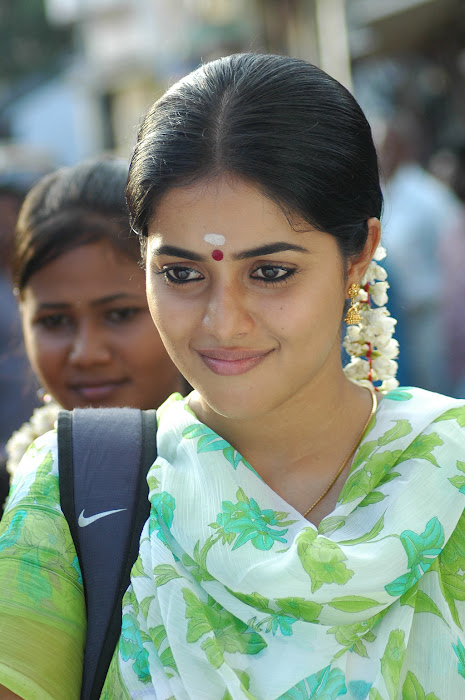 poorna in half saree actress pics