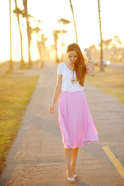 Fashion Trends: White tee outfits - Ioanna's Notebook