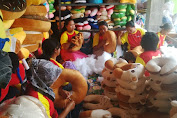 Produksi Bonekamu kewalahan melayani order boneka dan bantal souvenir