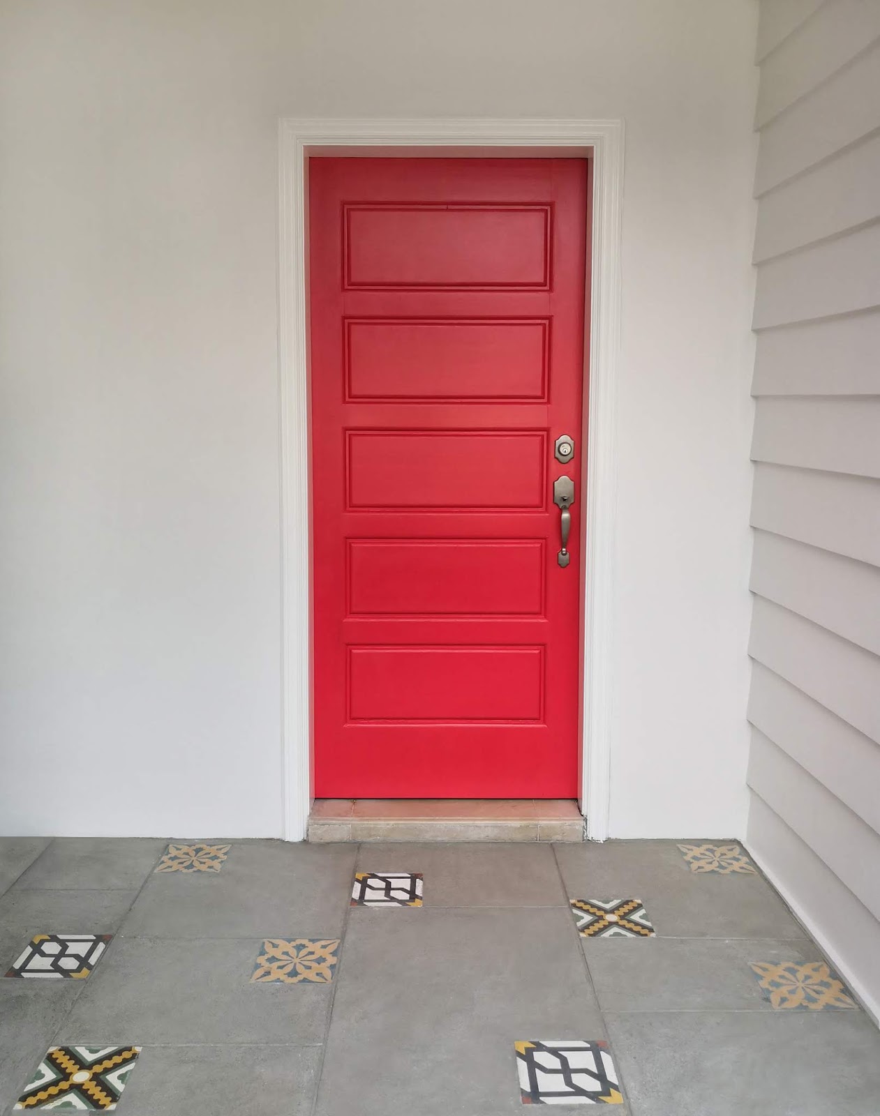 MrsMommyHolic DIY Painting our front door RED