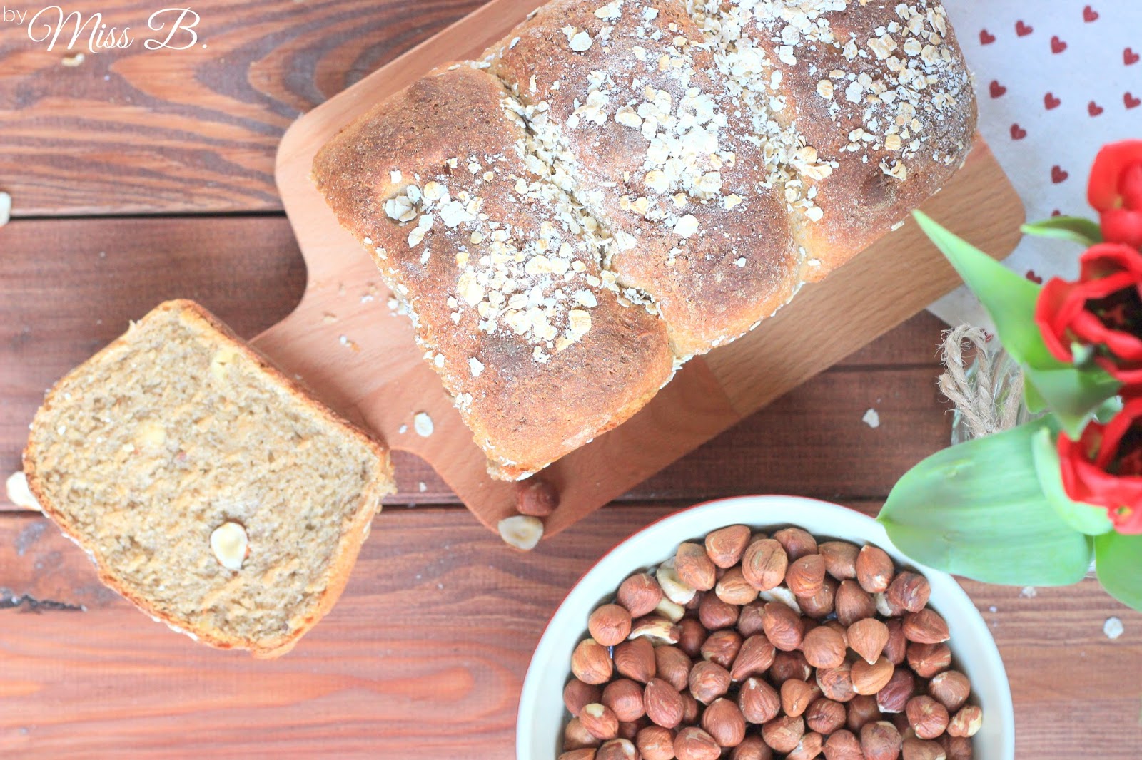 Selbst gebackenes Hafer-Haselnussbrot mit nutella Selbst gebackenes Hafer-Haselnussbrot mit nutella