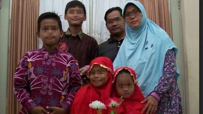 Foto Keluarga Pelaku Bom Bunuh Diri Bom Bunuh Diri Di 3 Gereja Di Surabaya Dilakuakn 1 Keluarga