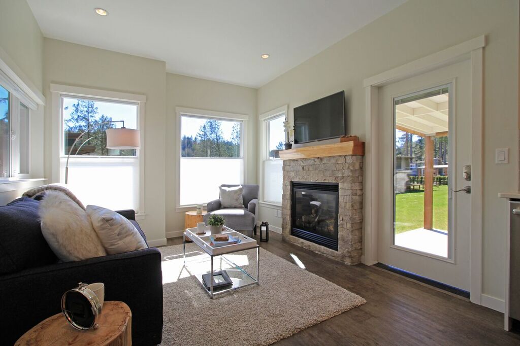 The Bellevue At Wildwood Lakefront Cottage [ TINY HOUSE TOWN ]