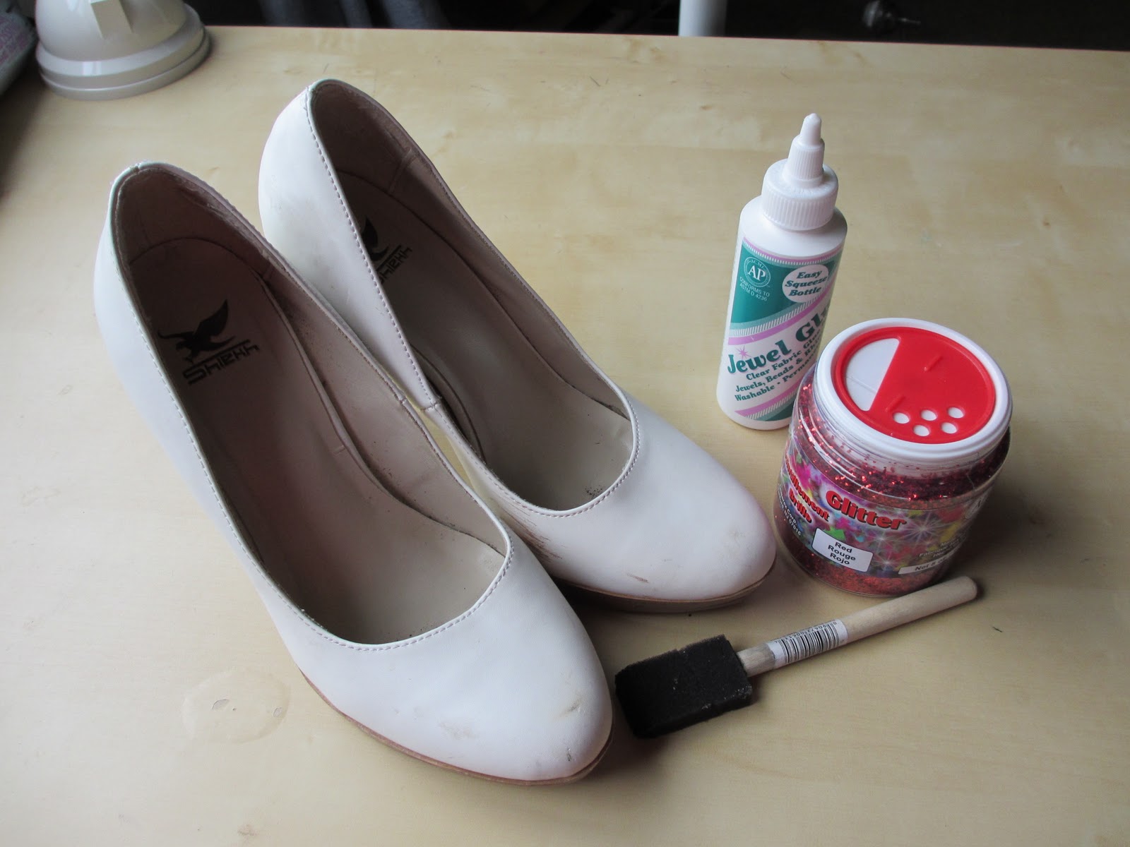 Чем можно оттереть обувь. Покрасить белые туфли. Краска для лаковых туфель. Перекрас обуви. Покрасить кожаные туфли.