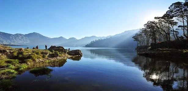 Danau Segara Anak di Kaldera Gunung Rinjani, Lombok, Nusa Tenggara Barat (NTB) - berbagaireviews.com