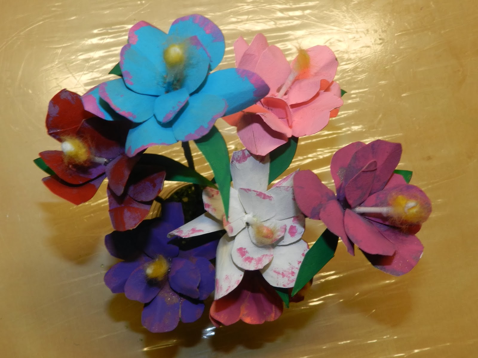 Creative DIY crafts Flower vase made with tissue paper holder flowers!