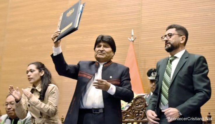 Evo Morales firma ley que da a evangélicos los mismos derechos que a católicos Evo Morales y los evangélicos en Bolivia