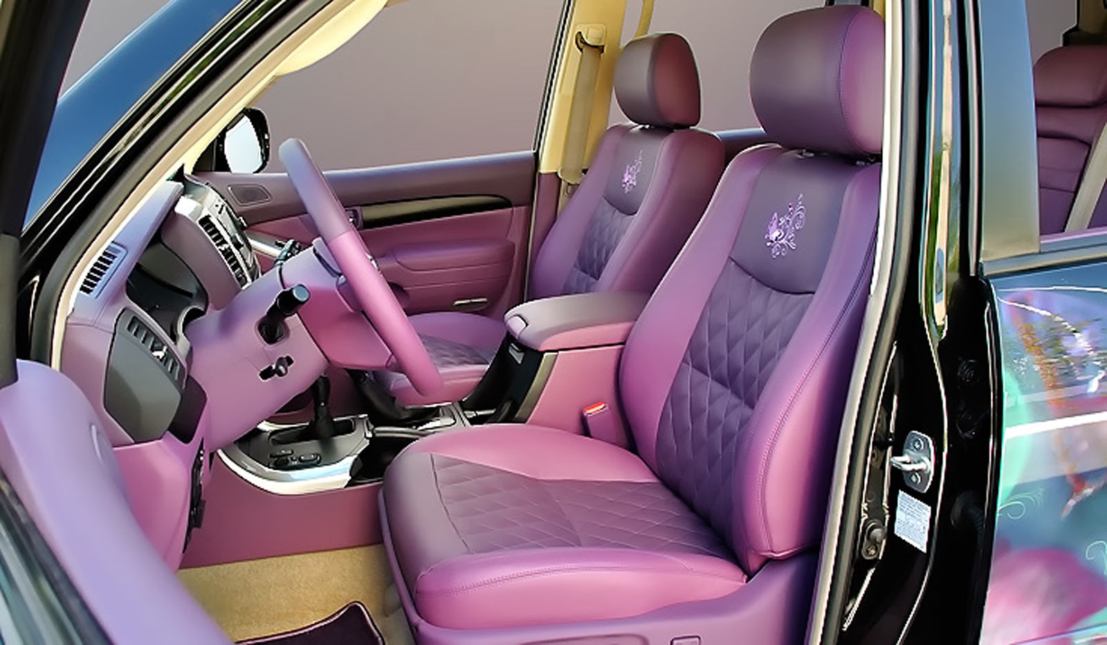 Салон гуди. Тойота ленд Крузер розовый. Розовый ленд Крузер Прадо. Розовый ленд Крузер 200. Тойота Crown 2015 розовый салон.