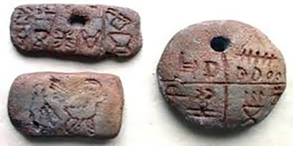 Las tres tablillas de Tărtăria. Estos artefactos presentan escritura sumeria, pero existieron antes de la supuesta "creación" de la escritura cuneiforme de los Sumerios. 