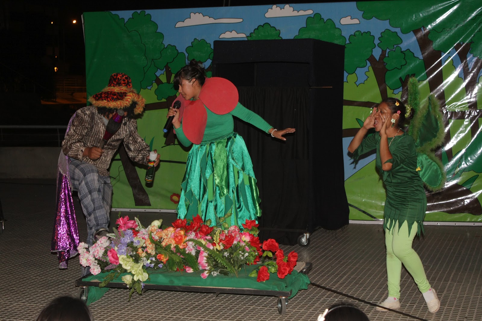 ARTE DE LA MANO: TEATRO SOBRE RECICLAJE Y CUIDADO DEL MEDIO AMBIENTE