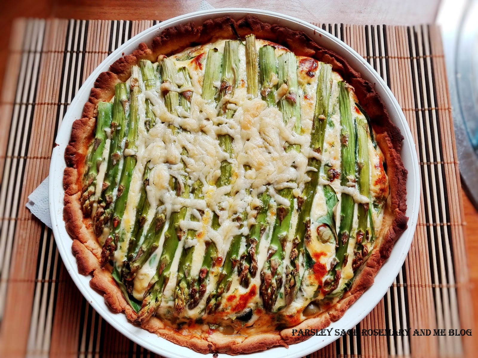 Parsley, Sage, Rosemary and Me Quiche ze szparagami, cheddarem i oliwkami