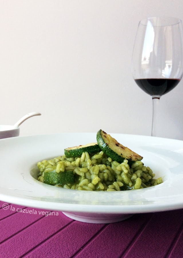 Risotto vegano de espinacas, albahaca y calabacín