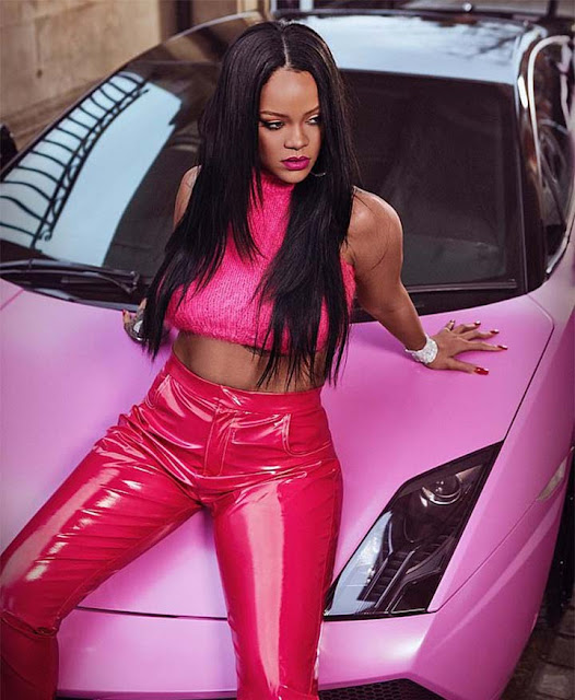 Rihanna muestra su sensual figura con este electrizante atuendo 