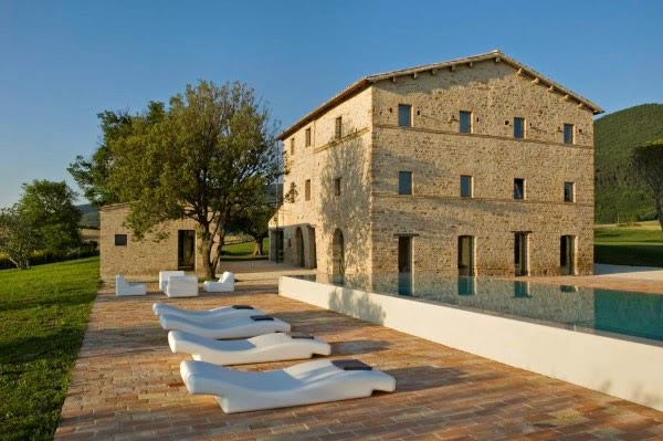 Eıne 300-year-old Italian farm with minimalist interiors