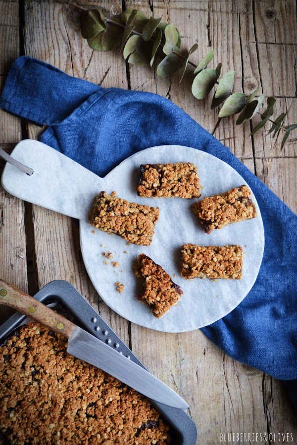 BARRITAS AVENA VISTA CENITAL SOBRE MADERA VIEJA, PAÑO COCINA AZUL, TABLA DE CORTAR DE MARMOL, RAMA EUCAPILTO SECA