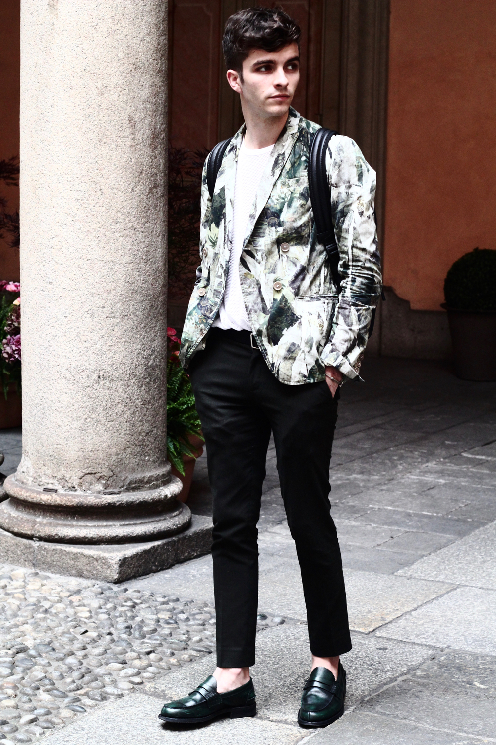 BLOG_MODE_HOMME_STYLE_MASCULIN_weekend-a milan-bonnes-adresse-musee-palazzo-veste-kenzo-imprime-tropical-sac-a-dos-cuir-montblanc-leather-backpack-cuir-graine-ceinture-givenchy-belt
