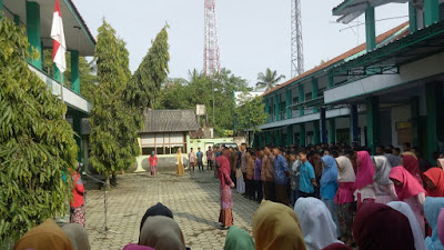 Unik !!! Dalam Memperingati Hari Kartini, SMK Patriot Pituruh Melaksanakan Upacara Dengan Petugas Oleh Dewan Guru