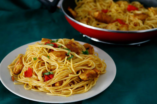 Espaguetis con pollo al curry