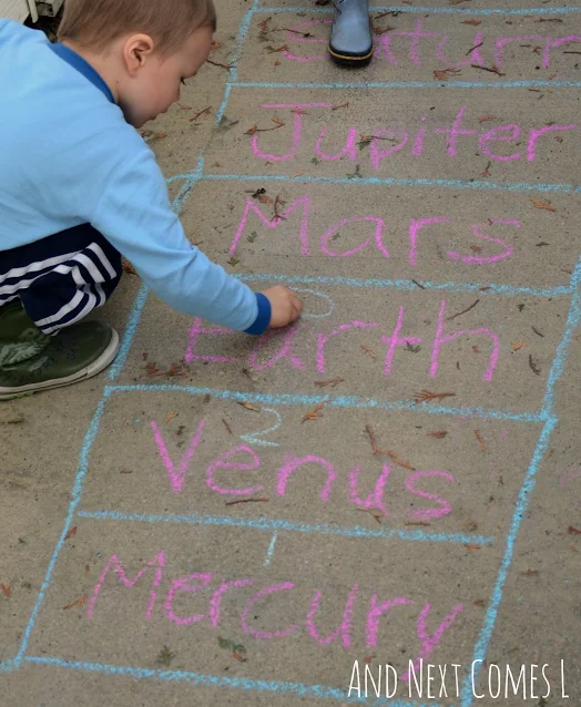 Learning about the order of the planets in the solar system with a game of rocket hopscotch