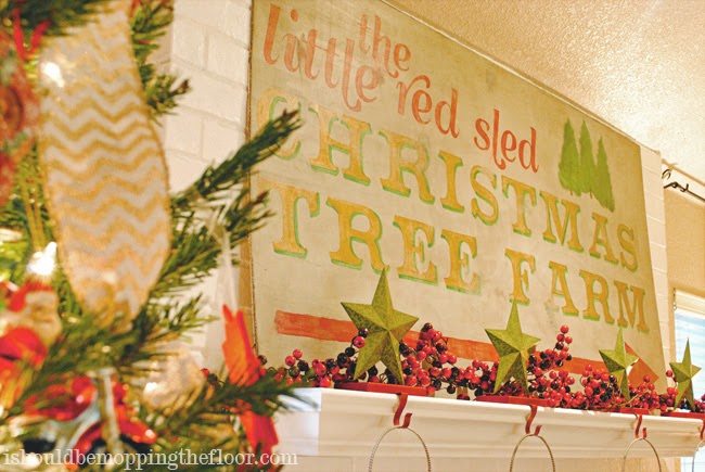 DIY Vintage Christmas Sign | i should be mopping the floor
