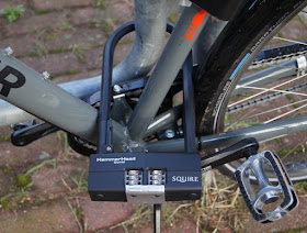 Mit einem sicheren Gefühl unterwegs: Die Fahrradschlösser von Squire. Das Hammerhead Combi ist ein super sicheres Bügelschloss aus Stahl mit Zahlenkombination.