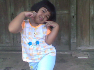 Foto Anak Kecil Berpose Model Terkenal | photo model online