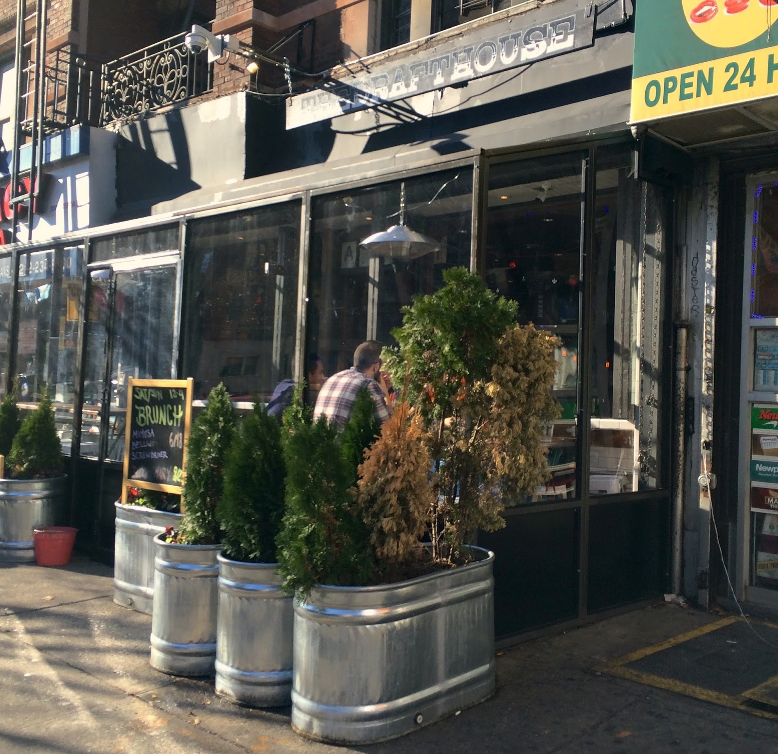 H A R L E M + B E S P O K E EAT OUTDOOR DINING ENCLOSURE IN THE HEIGHTS