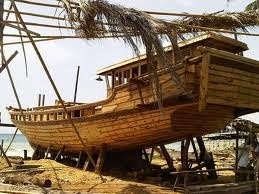 Perahu Phinisi yang masih sementara dalam proses pembuatan Perahu Phinisi yang masih sementara dalam proses pembuatan