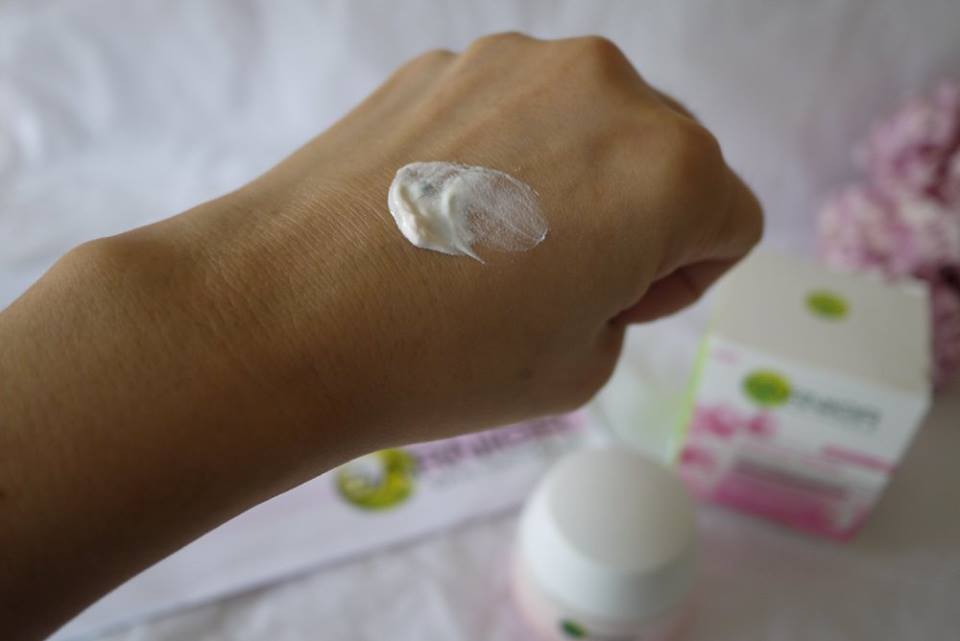 The Beauty Junkie Ranechin Com Get White Pinkish Skin With Garnier Sakura White Pinkish Radiance Smooth Pores Whitening Serum Cream Spf21 Pa