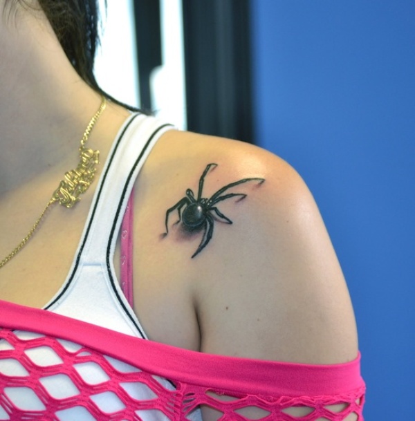 tatuaje de araña en el hombro de una mujer