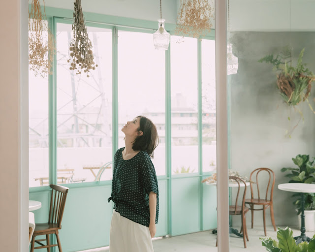 慕蓉實穿黑夜星點扭結麻紗造型上衣