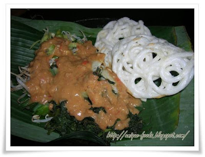 Pecel Semanggi or Clover is Surabaya’s traditional food that uses peanut or pecel seasoning as its sauce. It is called pecel semanggi, because of the primary material uses semanggi leaves. Absolutely, it was so interesting food from east java.