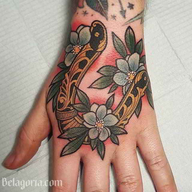 un tatuaje de herradura para una mujer