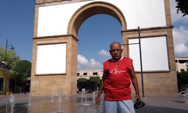 Hombre de 70 años reparte volantes en Guanajuato para encontrar a una novia de 20 años Hombre de 70 años reparte volantes en Guanajuato para encontrar a una novia de 20 años