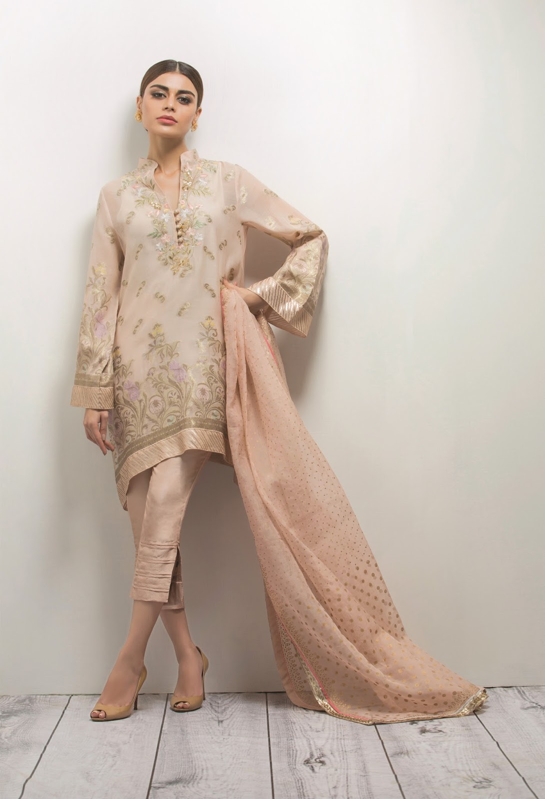 Pakistani Model/Actress Sadaf Kanwal Looks Stunning in Her Latest Photoshoot.
