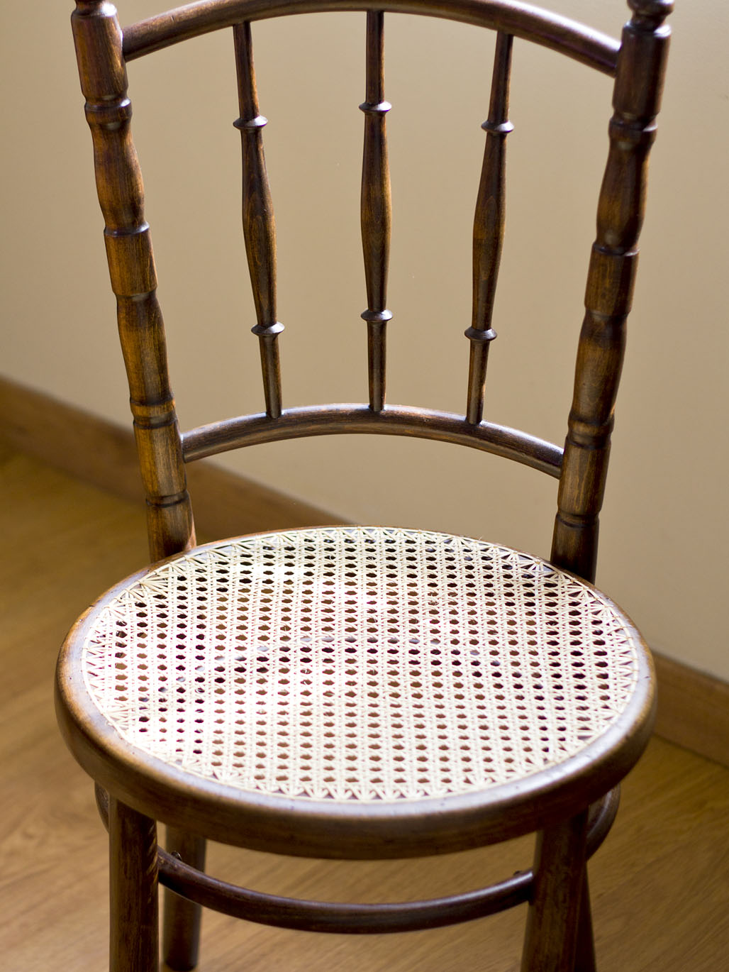 ": Antes y después de una silla con rejilla